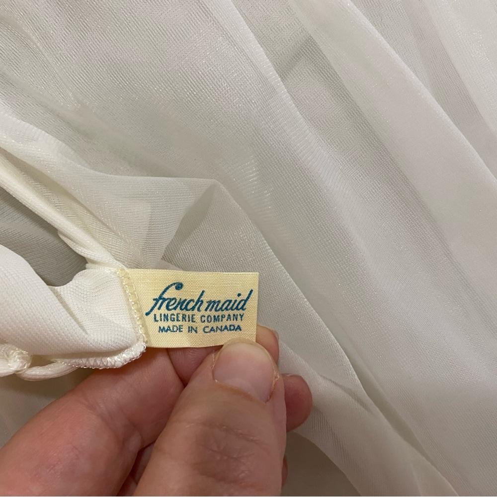 Elegant White Floral Embroidered Robe - Picture 5 of 12